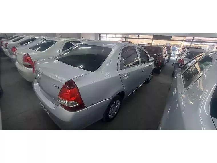 Toyota Etios Prata 2