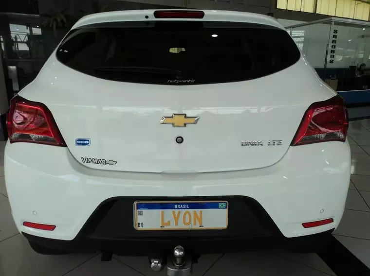 Chevrolet Onix Branco 9