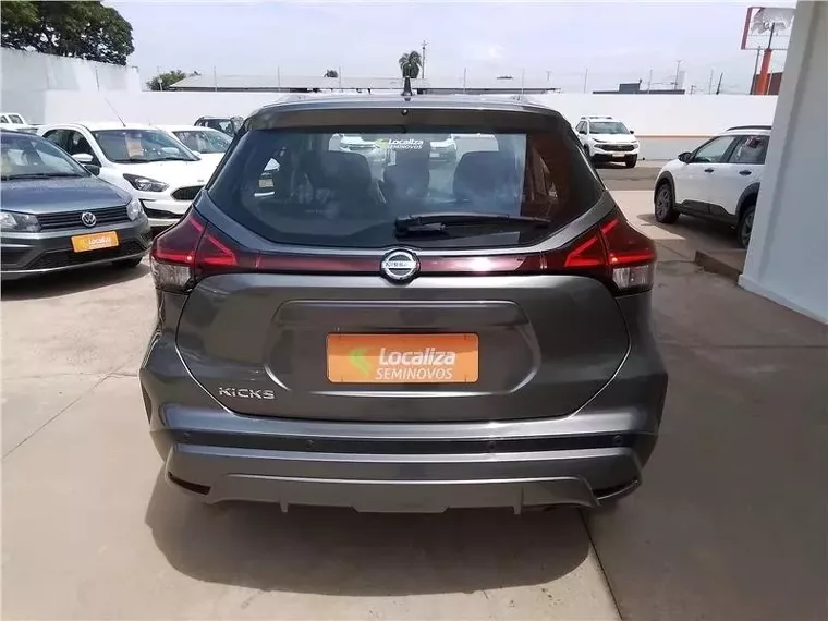 Nissan Kicks Cinza 8