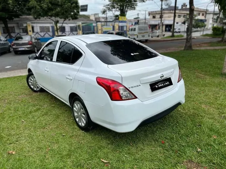 Nissan Versa Branco 8