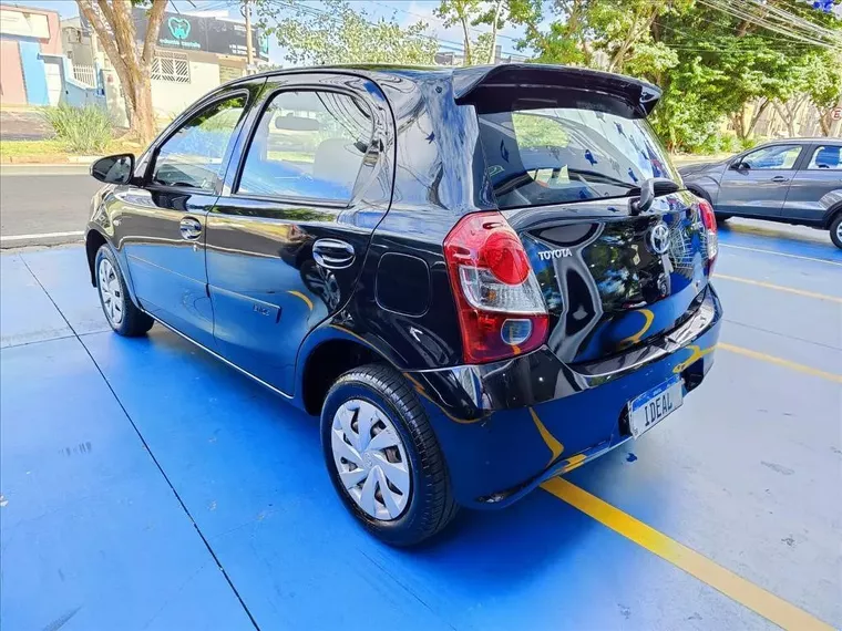 Toyota Etios Preto 5