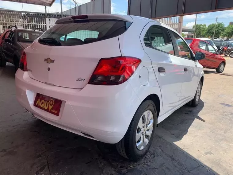 Chevrolet Onix Branco 9