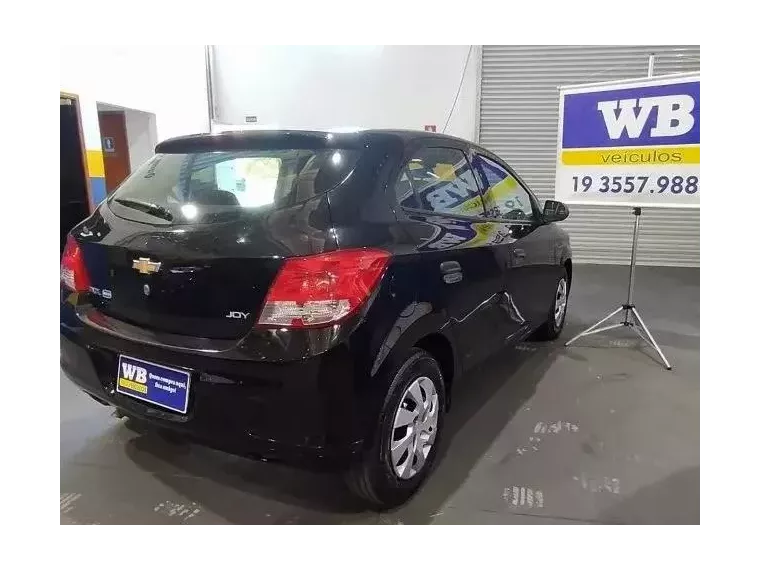 Chevrolet Onix Preto 6