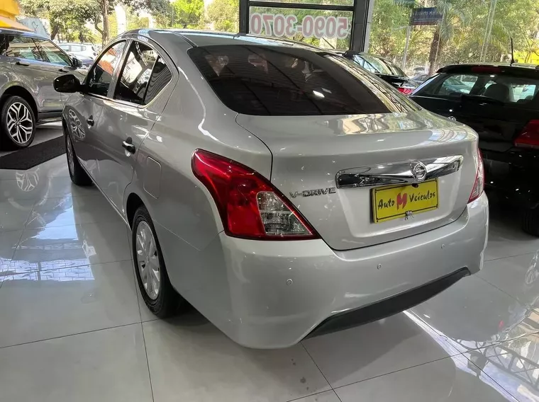 Nissan Versa Prata 10