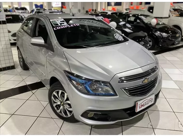 Chevrolet Onix Prata 3