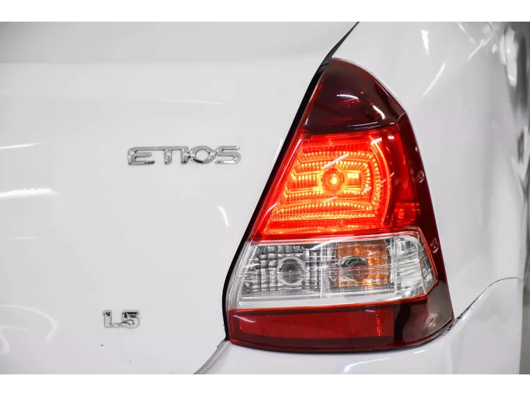 Toyota Etios Branco 13