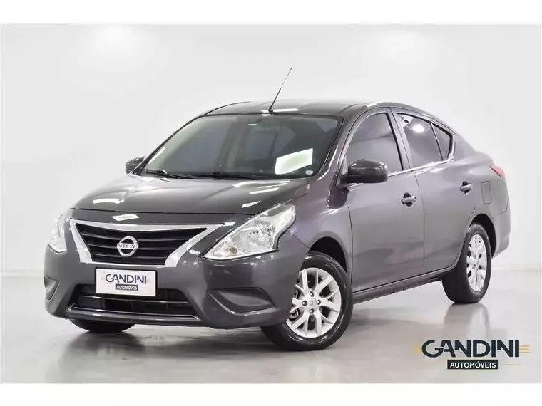 Nissan Versa Cinza 5