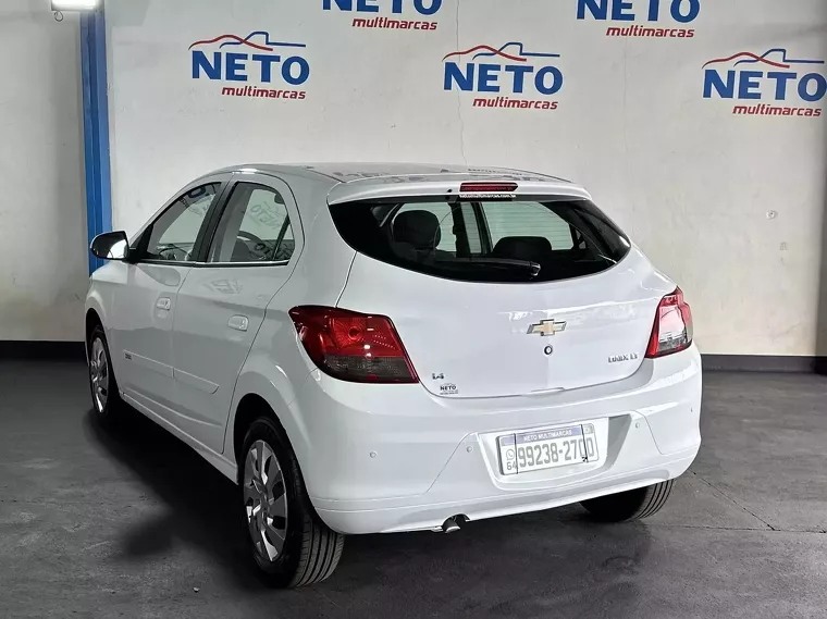 Chevrolet Onix Branco 9