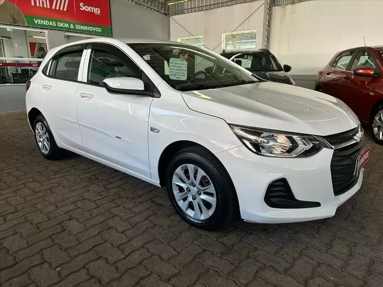 Chevrolet Onix Branco 1