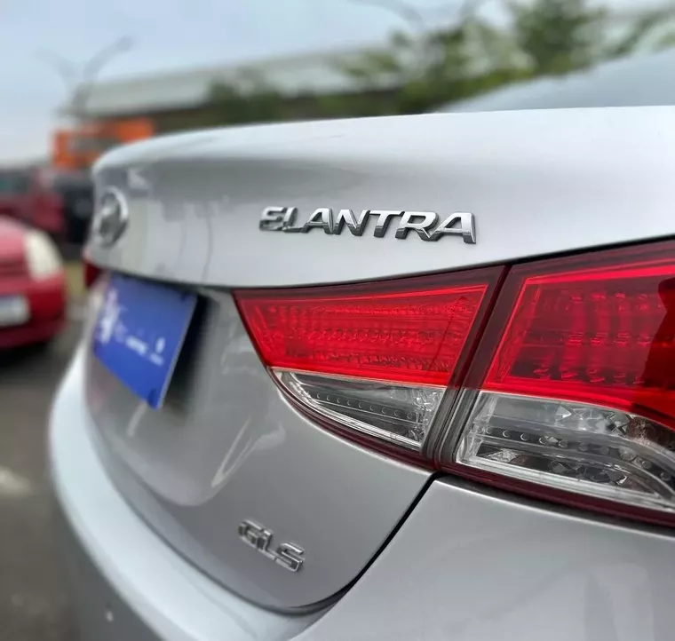 Hyundai Elantra Prata 18