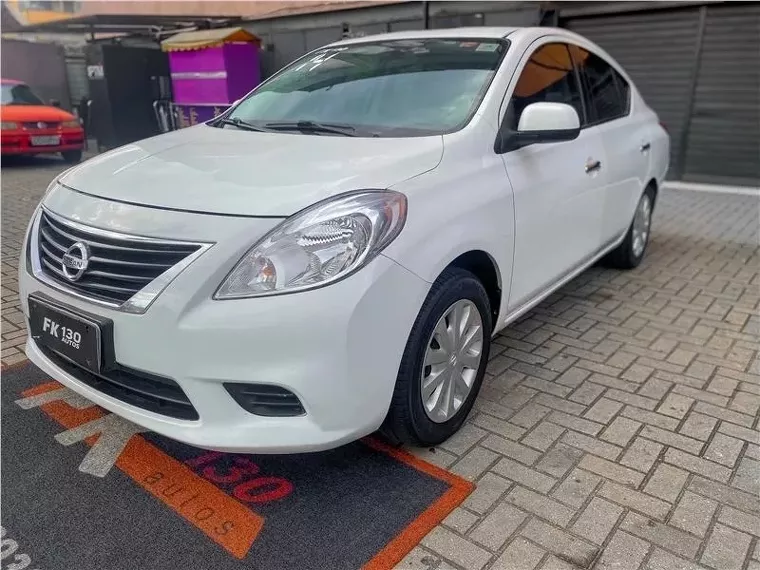 Nissan Versa Branco 7