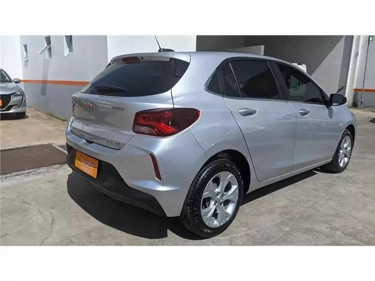 Chevrolet Onix Prata 3