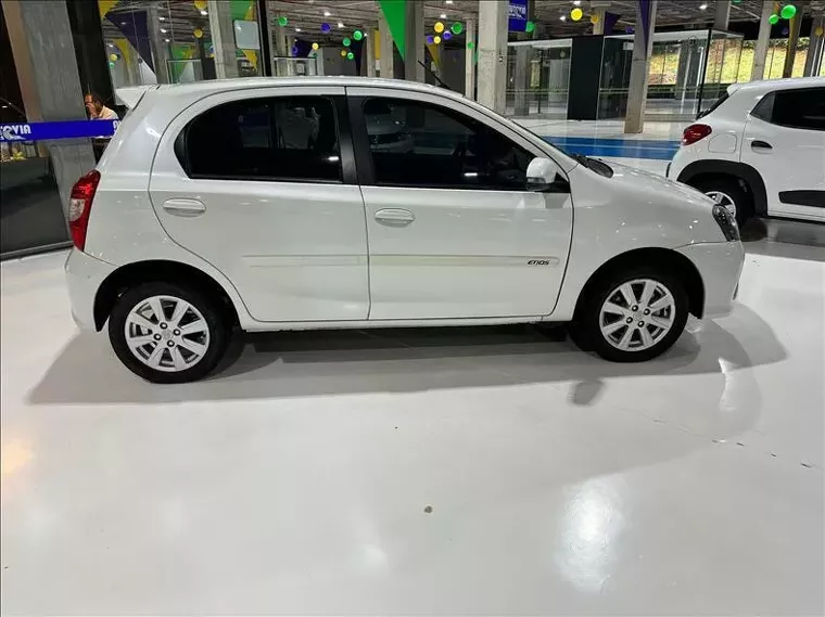 Toyota Etios Branco 3