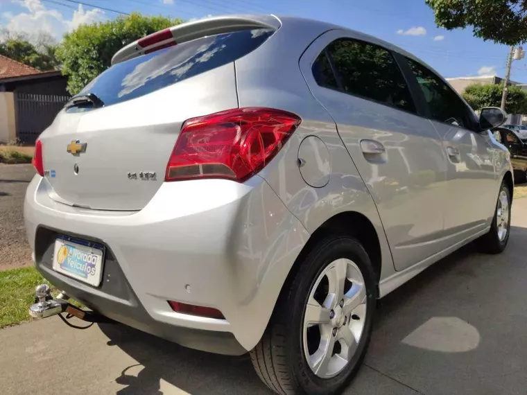 Chevrolet Onix Prata 7