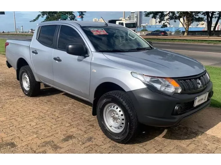 Mitsubishi L200 Triton Prata 32