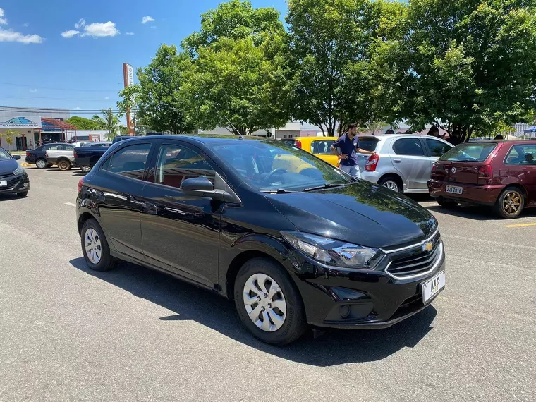 Chevrolet Onix Preto 4