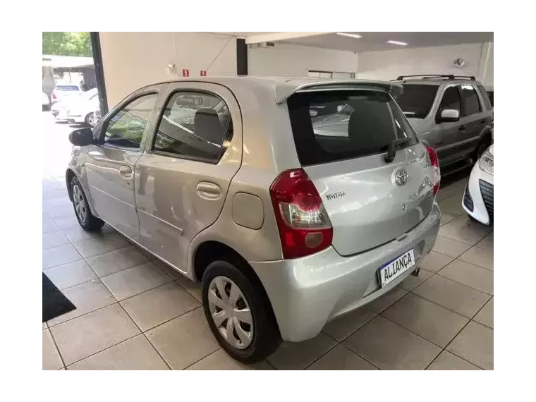 Toyota Etios Prata 3