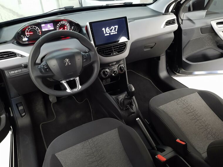 Peugeot 208 Preto 18