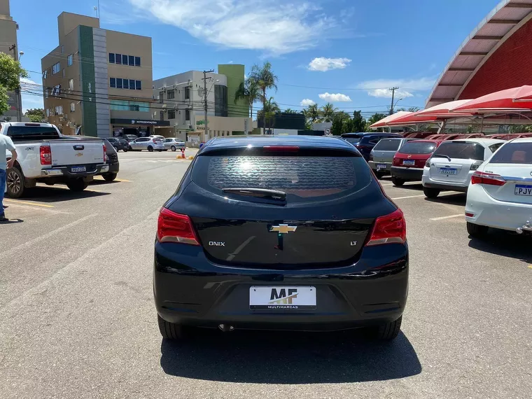 Chevrolet Onix Preto 2