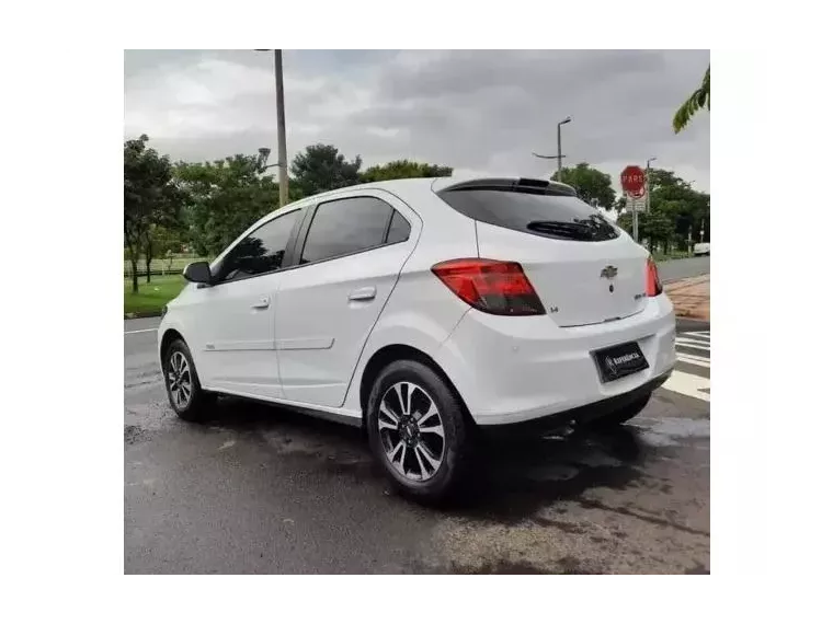 Chevrolet Onix Branco 4