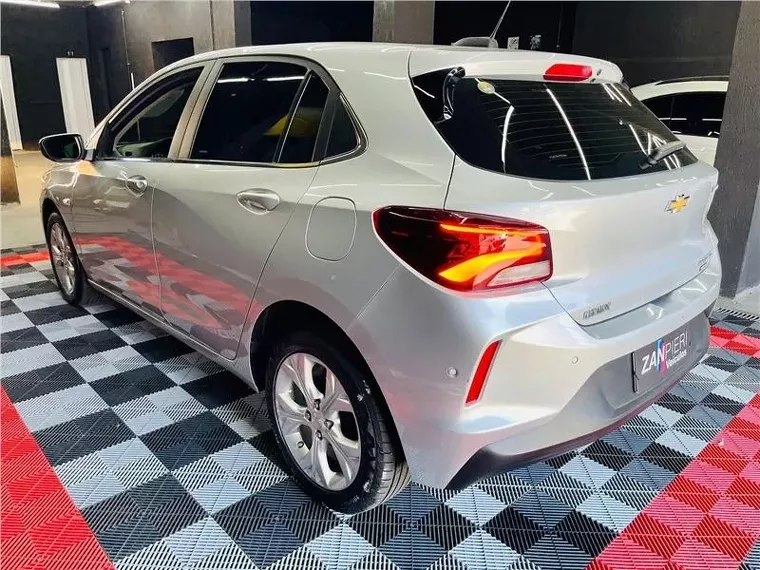 Chevrolet Onix Prata 9