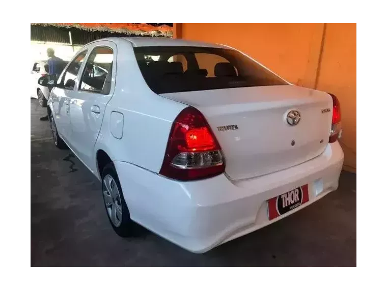 Toyota Etios Branco 1