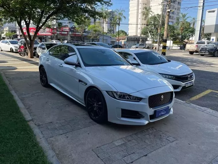 Jaguar XE Branco 4