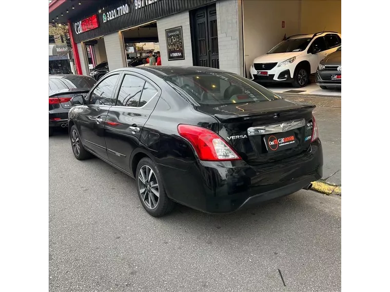 Nissan Versa Preto 14