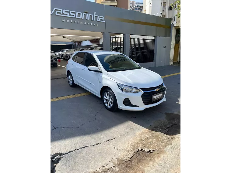 Chevrolet Onix Branco 9