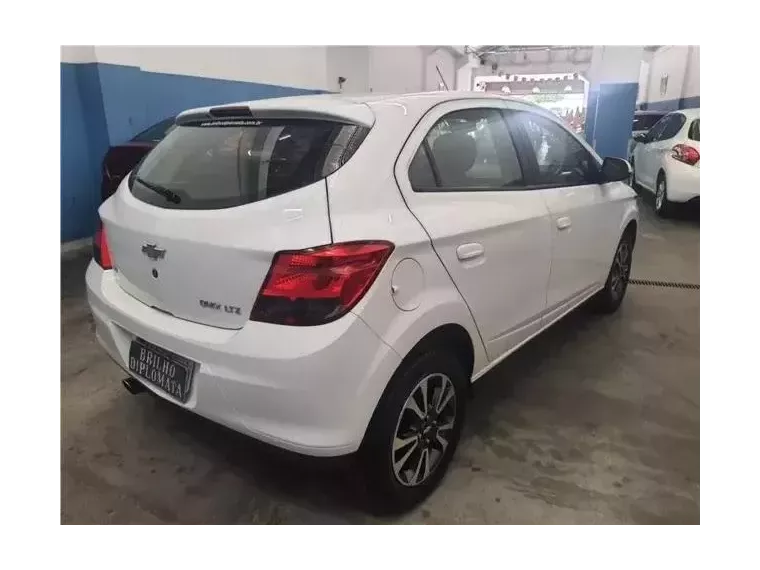 Chevrolet Onix Branco 8