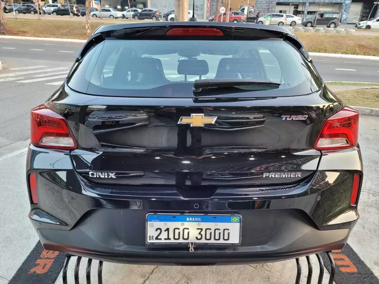 Chevrolet Onix Preto 10