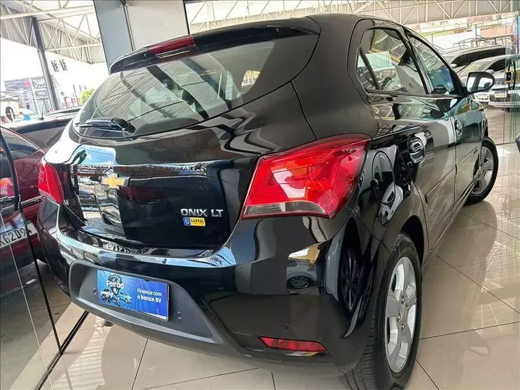 Chevrolet Onix Preto 1