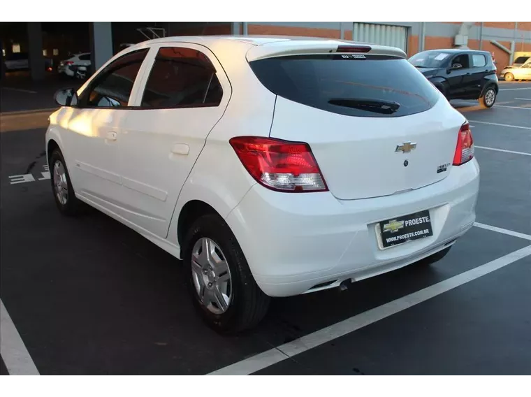 Chevrolet Onix Branco 4