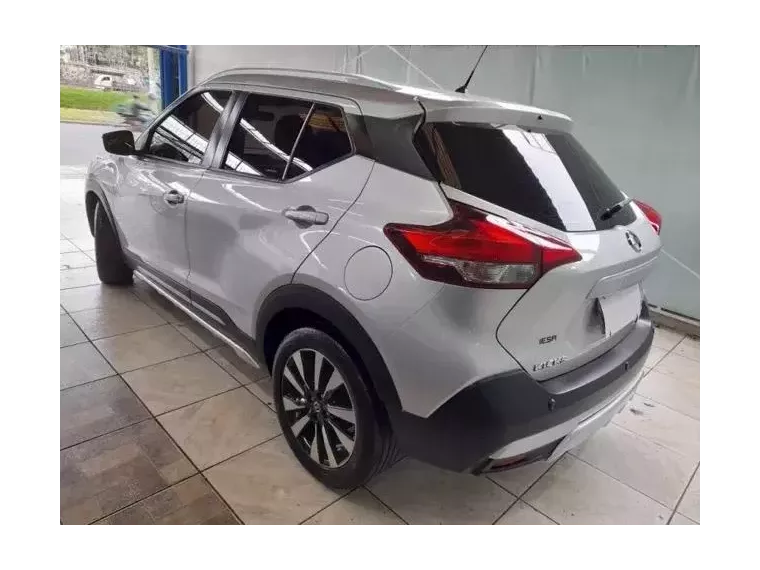 Nissan Kicks Prata 10