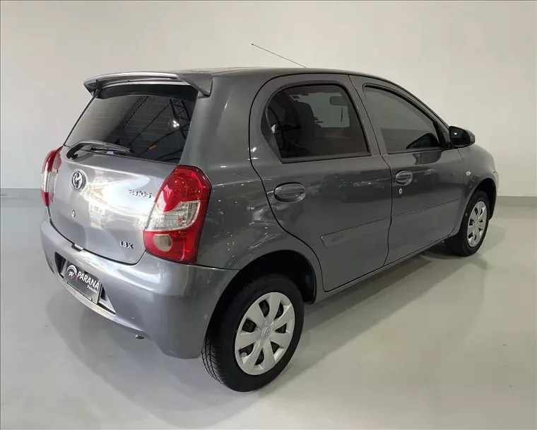 Toyota Etios Cinza 5