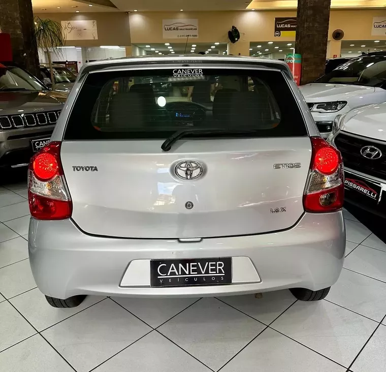 Toyota Etios Prata 4