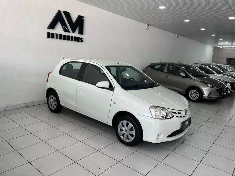 Toyota Etios Branco 9
