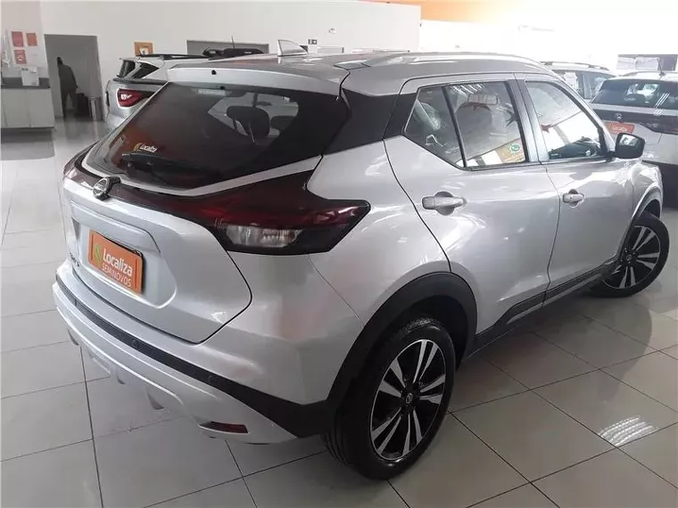 Nissan Kicks Prata 16