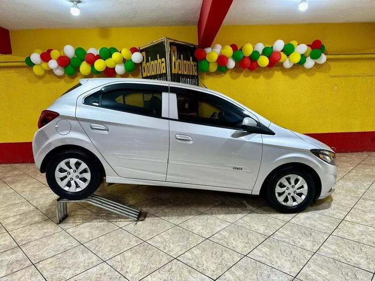 Chevrolet Onix Prata 3