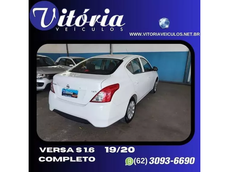 Nissan Versa Branco 11