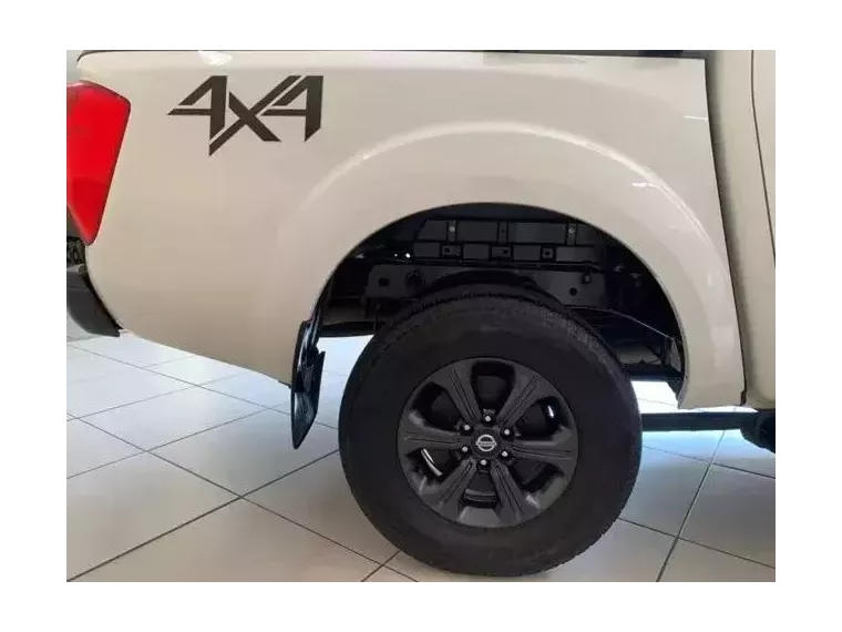 Nissan Frontier Branco 1