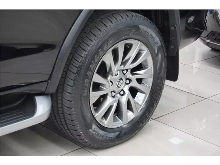 Toyota Hilux SW4 Preto 18