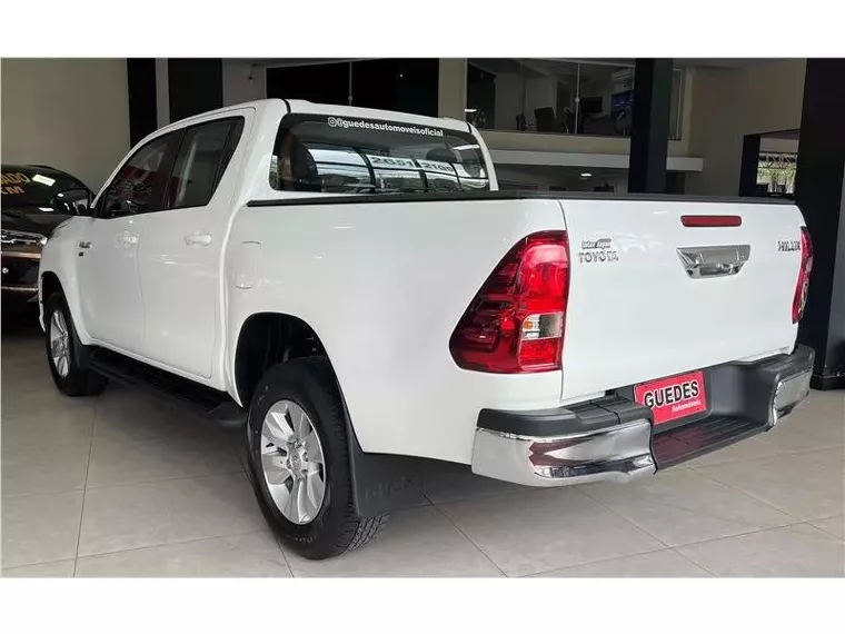 Toyota Hilux Branco 4