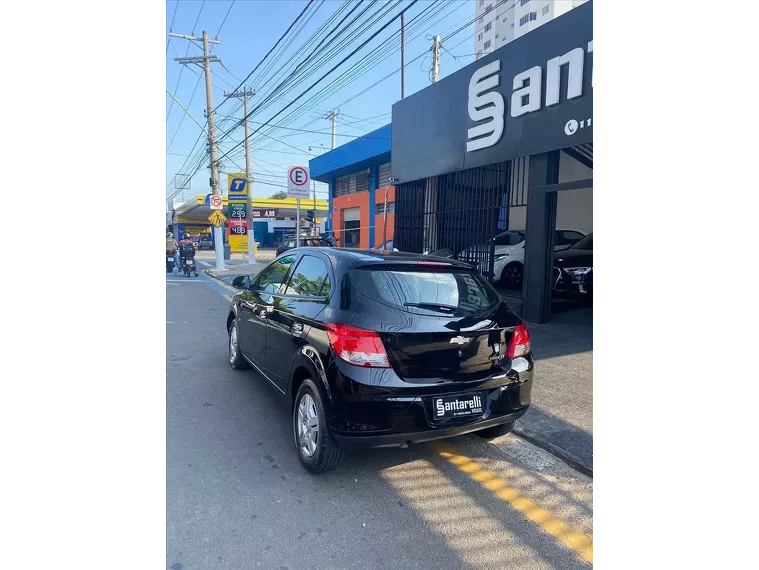 Chevrolet Onix Preto 3