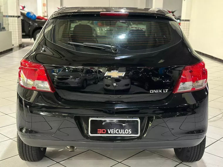 Chevrolet Onix Preto 4