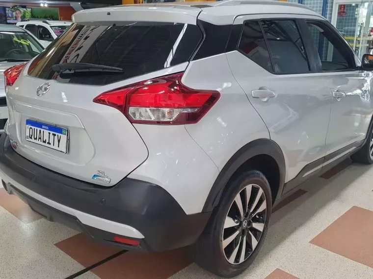 Nissan Kicks Prata 8