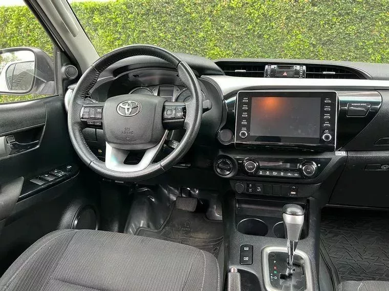 Toyota Hilux Branco 13