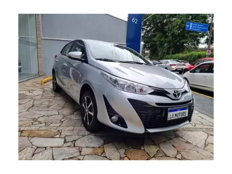 Toyota Yaris Prata 2