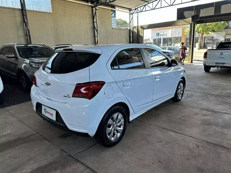 Chevrolet Onix Branco 1