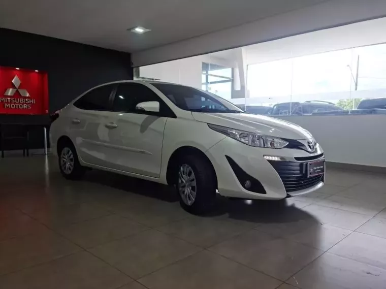 Toyota Yaris Branco 4